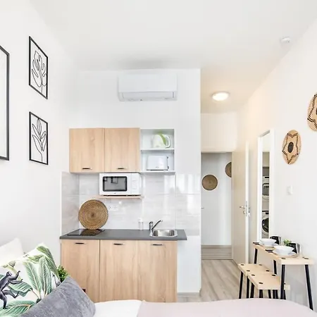 Cosy At Very Location With Aircon *