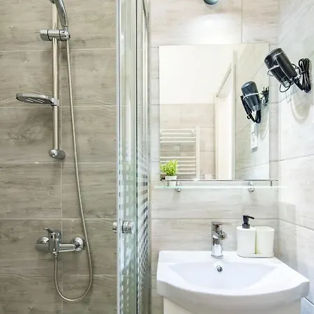 Cosy At Very Location With Aircon *