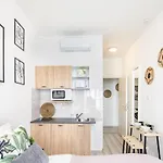 Cosy At Very Location With Aircon *