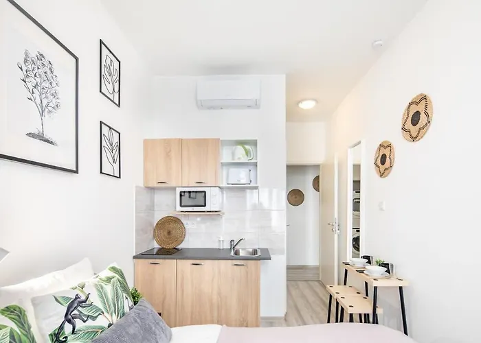 Cosy At Very Location With Aircon *